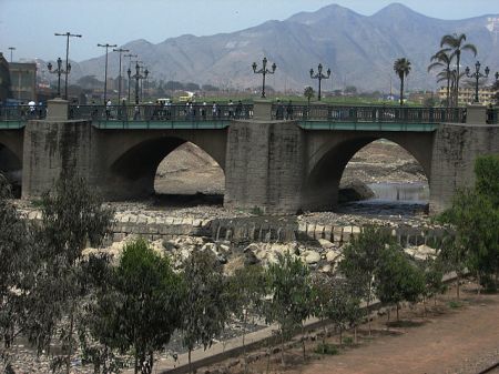 City bridge over an almost-dry Río Rímac. Photo by AgainErick, Wikimedia Commons.